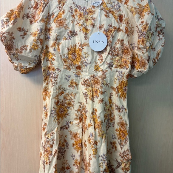 Storia Dresses & Skirts - Storia Cream Floral Puff-Sleeve Dress